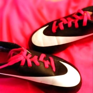 GIRLS NIKE CLEATS SIZE 3 BLACK WHITE AND HOT PINK